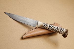 http://www.sharppointythings.com/images/knives_for_sale/carvedbone2sm.jpg